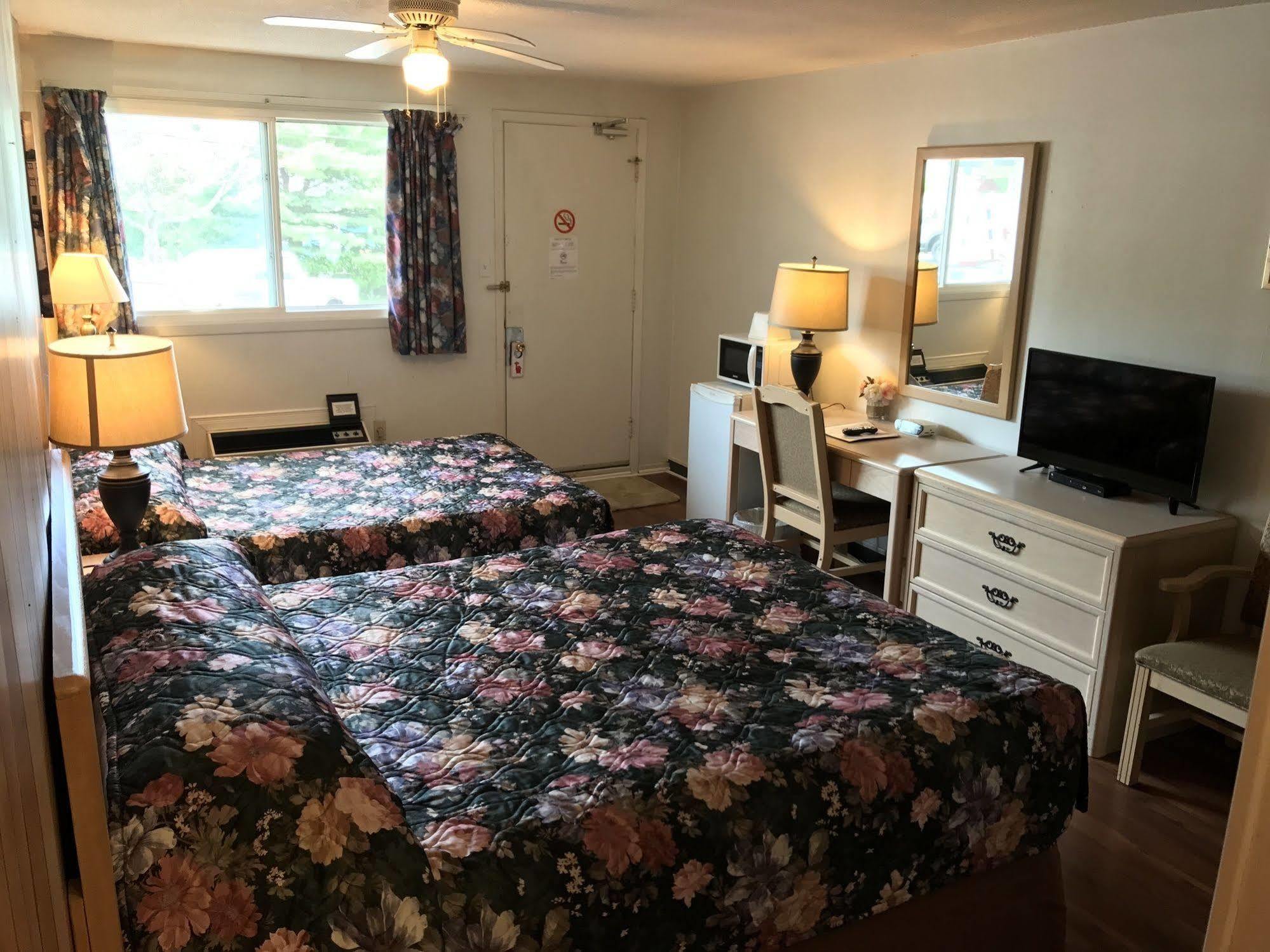 Lake City Motel Dartmouth Bagian luar foto