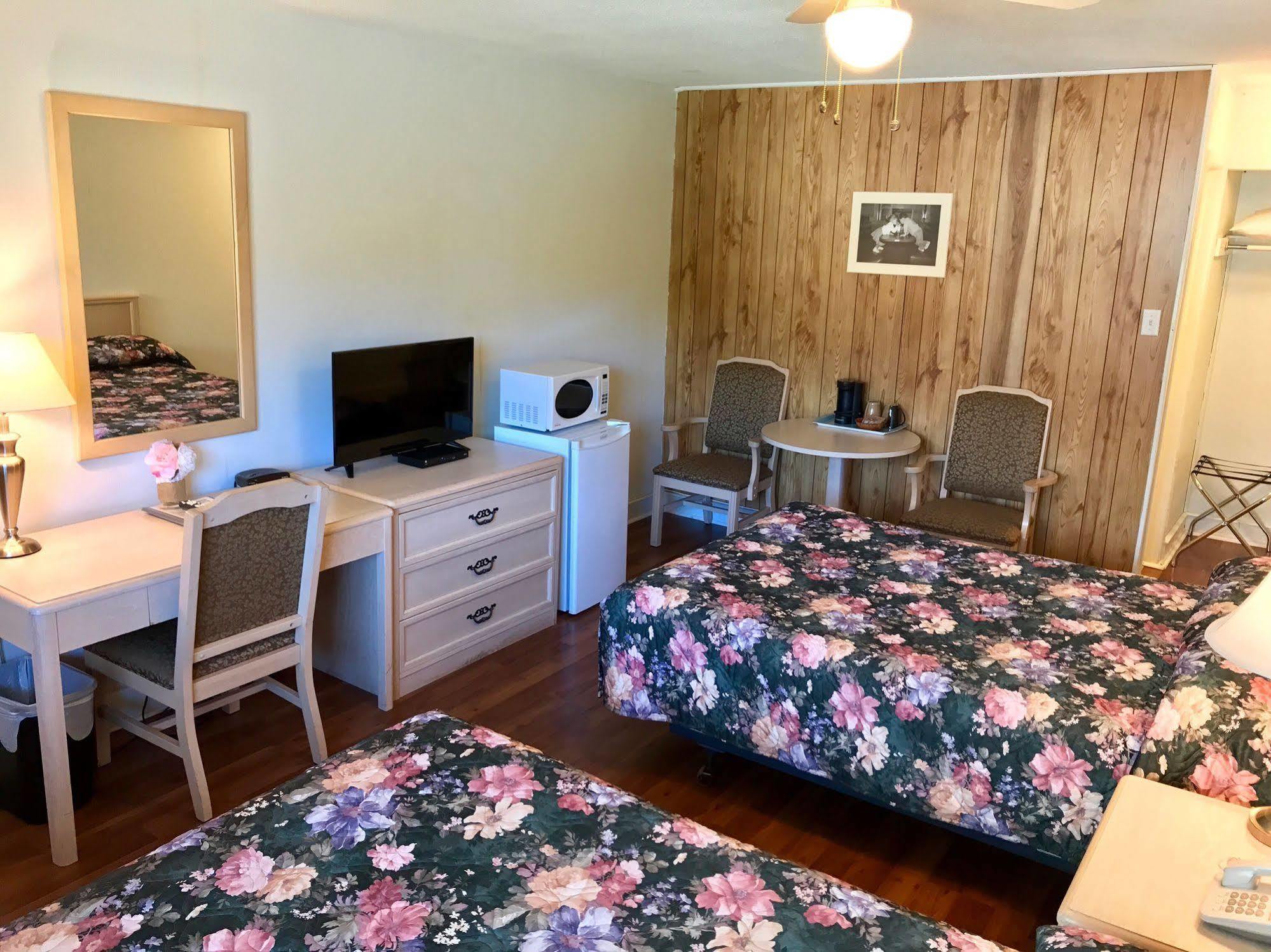 Lake City Motel Dartmouth Bagian luar foto