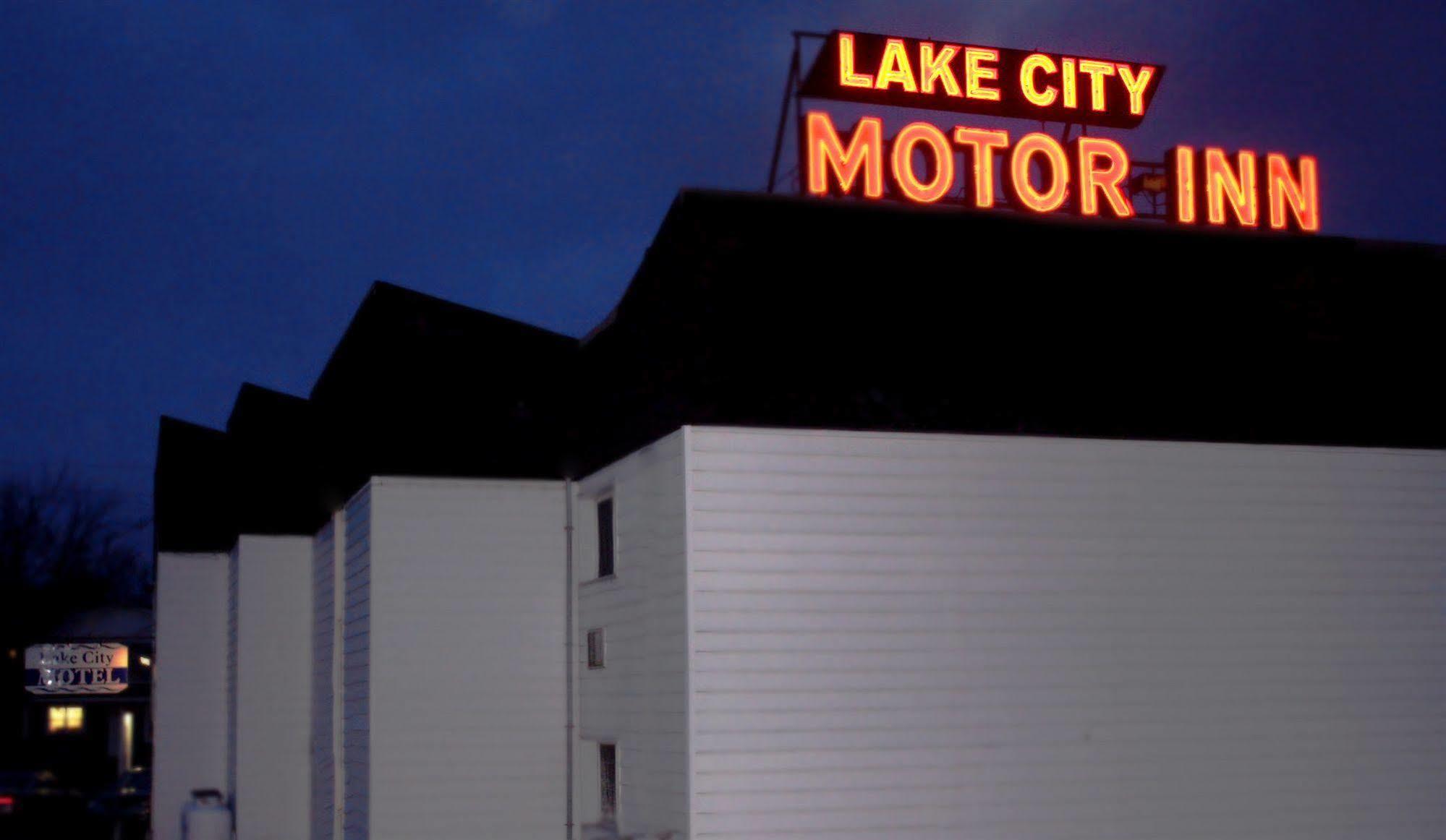 Lake City Motel Dartmouth Bagian luar foto