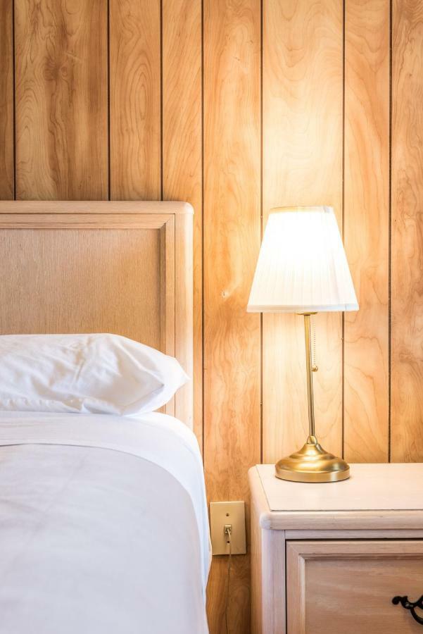Lake City Motel Dartmouth Bagian luar foto