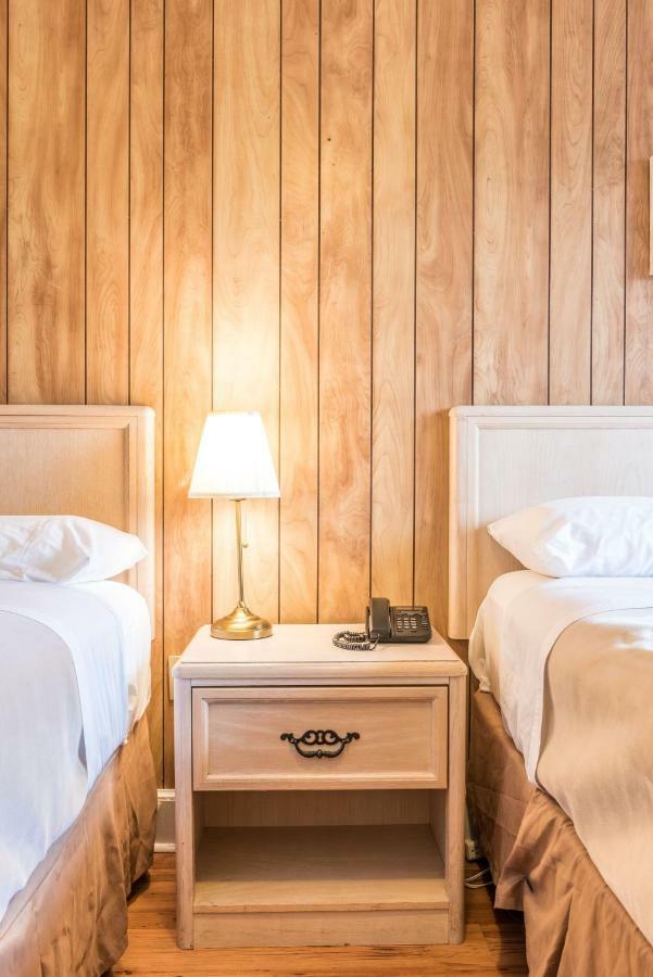 Lake City Motel Dartmouth Bagian luar foto