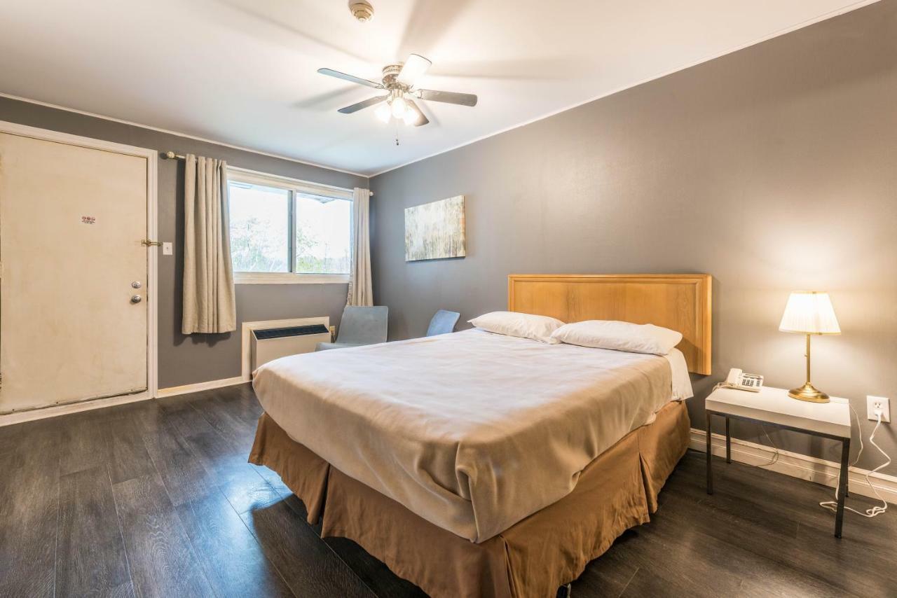 Lake City Motel Dartmouth Bagian luar foto