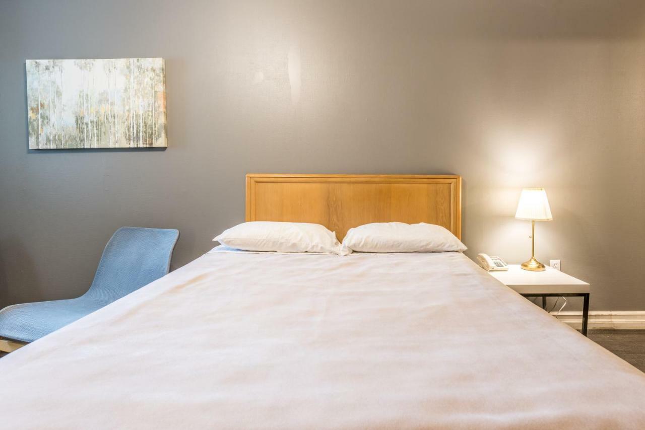 Lake City Motel Dartmouth Bagian luar foto